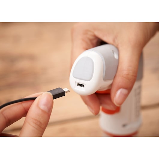 BLACKDECKER BCRTA01 photography showing a hand connecting a USB cable to a small white device.