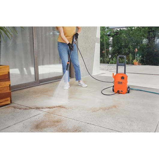 BLACKDECKER BEPW1600L pressure washer cleaning outdoor patio tiles with water spray
